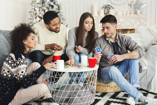 Grupo de amigos relaxando e jogando cartas juntos — Fotografia de Stock