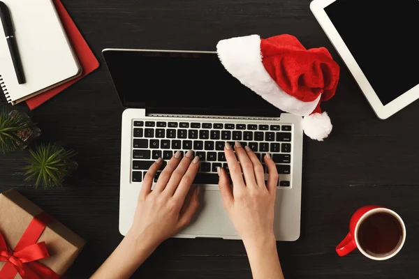 Kadının el üstünde laptop klavye, üstten görünüm
