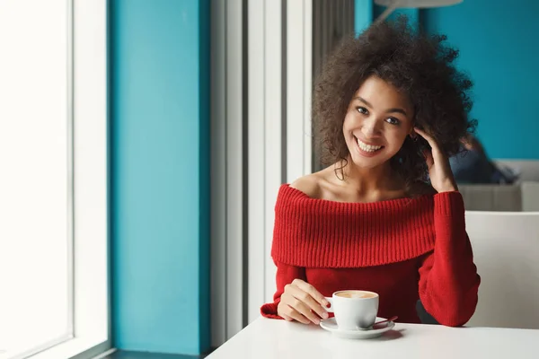 Gelukkig zwarte meisje op café koffie drinken — Stockfoto