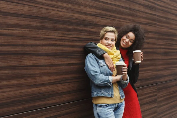 Chicas felices con llevar café al aire libre —  Fotos de Stock