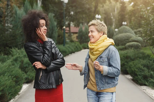 Ragazze felici divertirsi mentre si cammina nel parco — Foto Stock