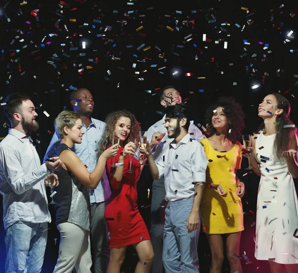 Amici felici che festeggiano il compleanno a festa sotto coriandoli — Foto Stock