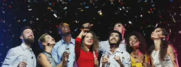 Multi-etnisch vrienden tijdens Nieuwjaar feest samen — Stockfoto