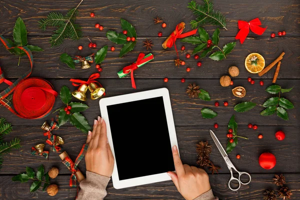 Mujer de compras en línea para la Navidad en la tableta — Foto de Stock
