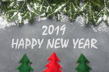 Mutlu yeni yıl 2019 yazıt ve evergreen dalları