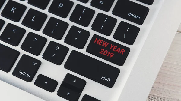 Клавиатура ноутбука с новогодней клавишей 2019 года — стоковое фото