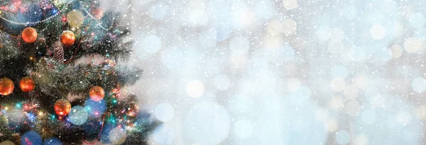 Árbol de Navidad decorado con espacio de copia para texto — Foto de Stock