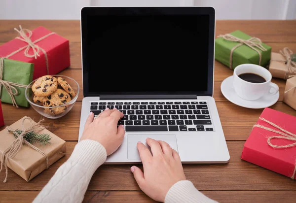 Vorbereitung auf Weihnachten. Frau kauft Geschenke auf Laptop, kopiert Platz — Stockfoto