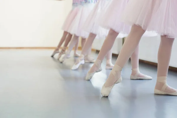 Ballerinas dalam sepatu runcing meregangkan kaki sebelum pelajaran menari — Stok Foto