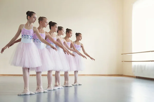 Хореографический танец группы молодых балерин — стоковое фото
