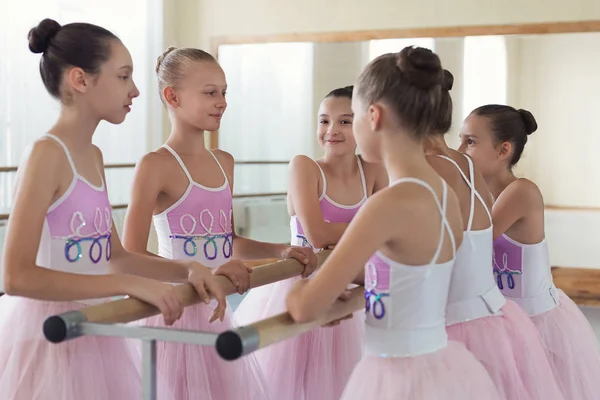 Gruppo di ragazze in abiti che parlano a lezione di balletto — Foto Stock