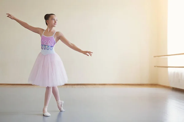 Malá baletka v Baletní kostým a pointe boty — Stock fotografie