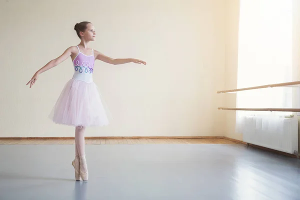 优雅的芭蕾舞女演员在灯光课上练习芭蕾姿势 — 图库照片