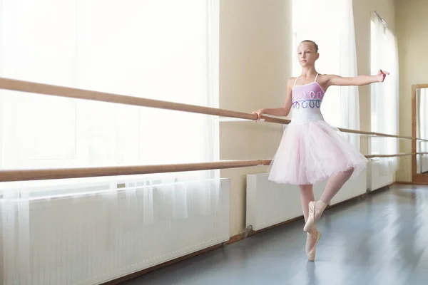 Молодая балерина готовится к танцам на выступлении — стоковое фото