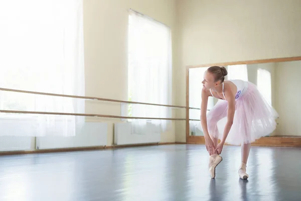 Ballet penari mengikat sepatu runcing di studio cahaya — Stok Foto