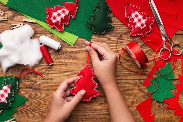 Fabricación de juguetes de Navidad hechos a mano de fieltro — Foto de Stock