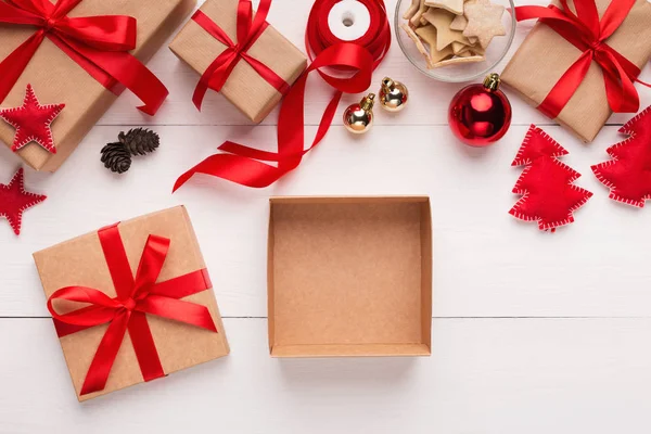 Порожня подарункова коробка для подарунка на Різдво — стокове фото