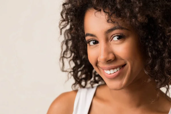 Glückliche afrikanisch-amerikanische Frau mit lockigem Afro-Haar — Stockfoto