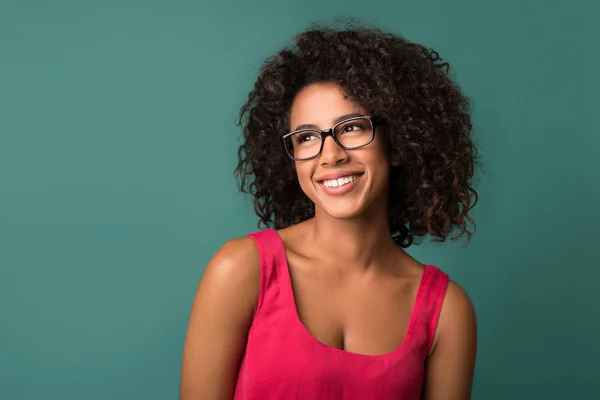 Hermosa chica afroamericana en gafas mirando hacia la pared — Foto de Stock