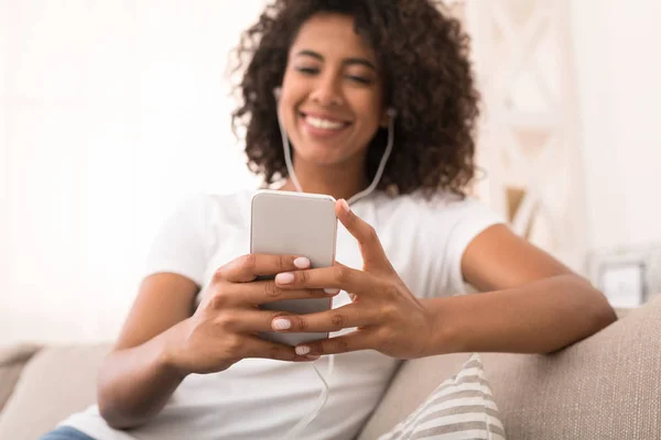 Афро-американка смотрит на дисплей мобильного телефона — стоковое фото