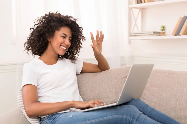 Felice donna afro-americana fare videochiamata sul computer portatile — Foto Stock