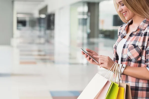 Gelukkige vrouw doen online winkelen op mobiele telefoon — Stockfoto