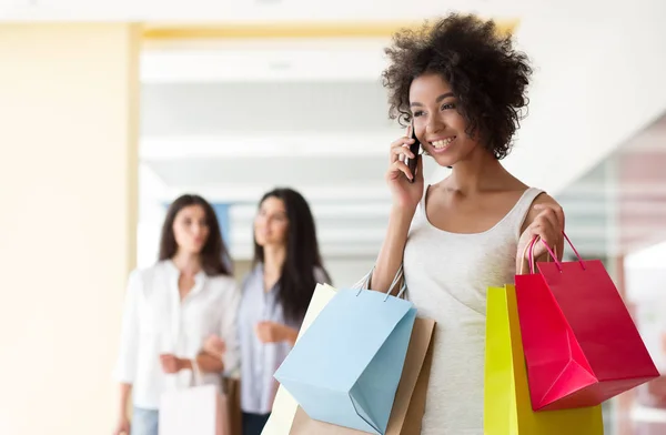 Lycklig Kvinna Talar Mobiltelefon Medan Shopping Gallerian — Stockfoto