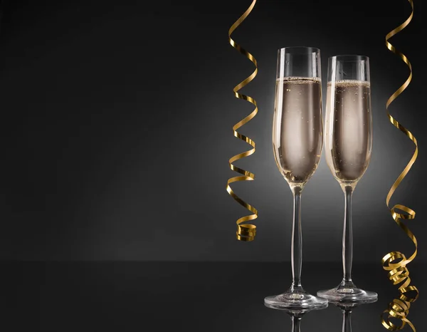 Fondo de año nuevo con flautas de champán — Foto de Stock