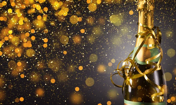 Botella de champán para la celebración de Año Nuevo — Foto de Stock