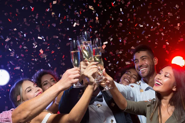 Party med vänner. Grupp av glada människor som bär champagne flöjter — Stockfoto