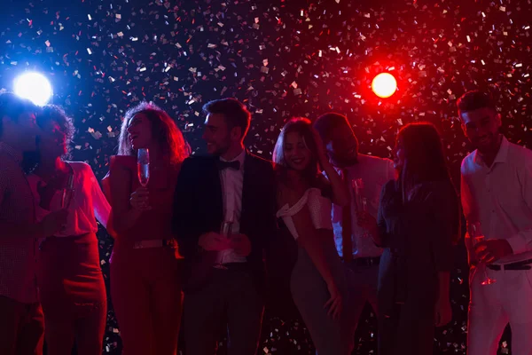 Jovens dançando no clube noturno na festa de Ano Novo — Fotografia de Stock