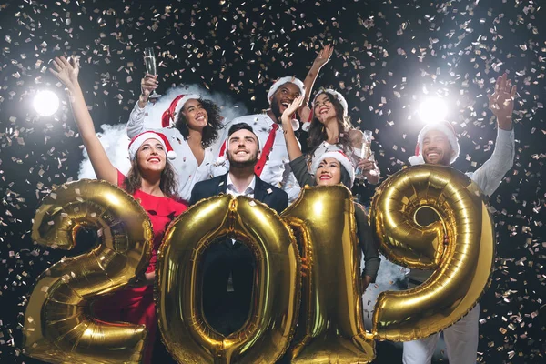 Grupp av glada kollegor att ha kul på nyårsfirande — Stockfoto