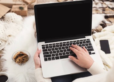 Noel hediyeleri online boş ekran ile laptop satın alma