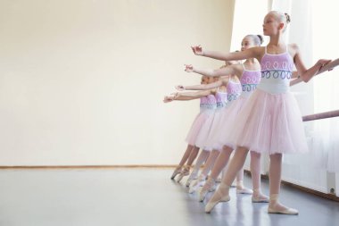 Grup küçük balerinler bale sopa yakınındaki pratik