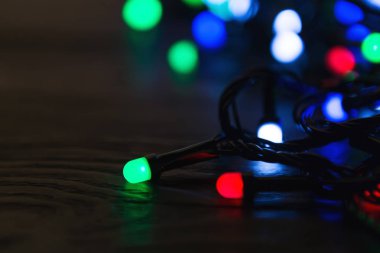 Koyu ahşap arka plan kopya alanı ile Noel ışıkları