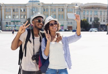 Selfie new City alarak mutlu Afrikalı-Amerikalı turistler