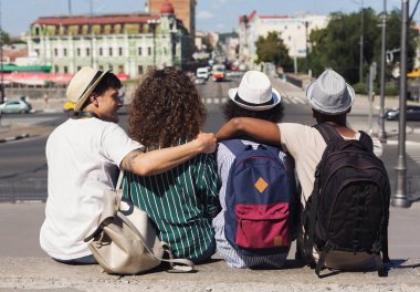Dinlenme, birlikte bütün gün oturup arıyorum genç turist