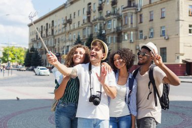 Çok ırklı arkadaş yazmak video monopod ile yeni şehri keşfetmek alanı Kopyala