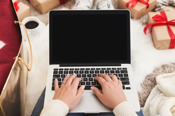 Web sitesinde alışveriş. Kadın alıcı sipariş dizüstü bilgisayarda yapma