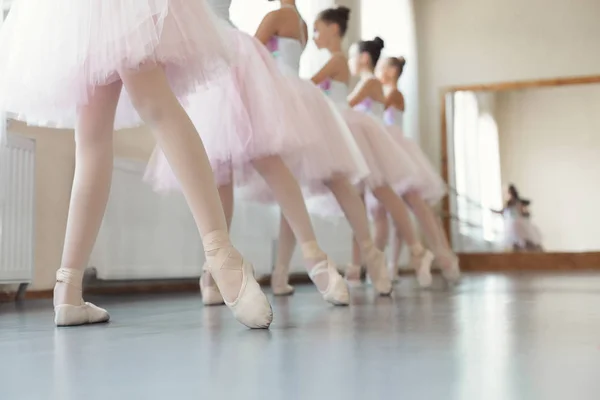 Група молодих дівчат танцює балет в студії — стокове фото
