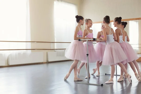 Pequenas bailarinas tendo pausa na prática, espaço de cópia — Fotografia de Stock