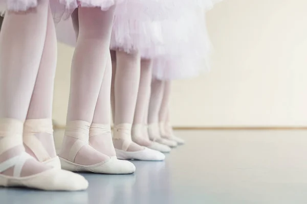 Piernas de pequeñas bailarinas de pie en quinta posición —  Fotos de Stock
