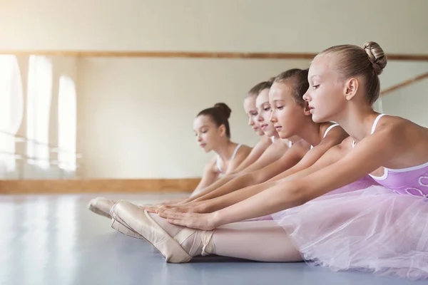 在古典舞蹈学校表演前伸展的年轻芭蕾舞平底鞋 — 图库照片