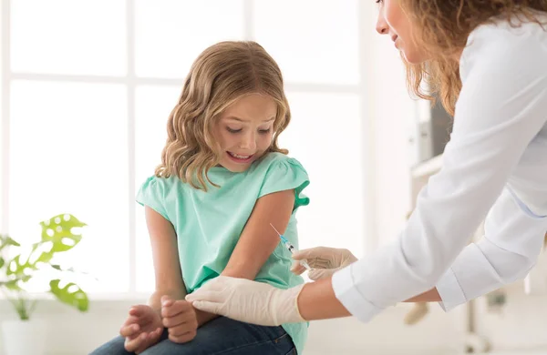 Fille effrayée recevant l'injection dans le bureau des médecins — Photo