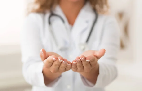 Dokter perempuan memegang sesuatu di tangan, menyalin ruang — Stok Foto