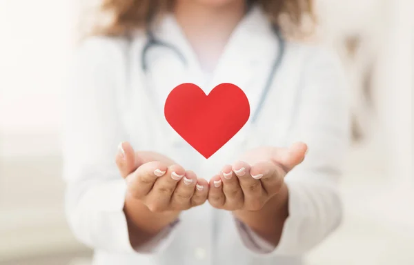 Cardiologista médico segurando o coração virtual nas mãos — Fotografia de Stock