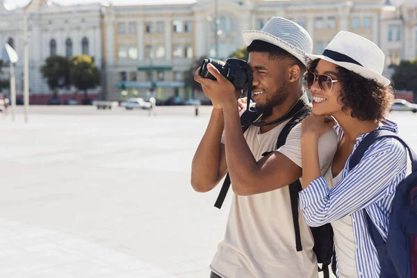 Couple touriste afro-américain prenant des photos à la caméra dans la rue — Photo
