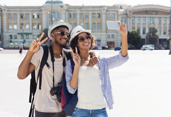 Felices turistas afroamericanos tomando selfie en nueva ciudad — Foto de Stock