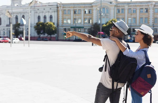 Pareja afroamericana de turistas haciendo turismo en nueva ciudad —  Fotos de Stock