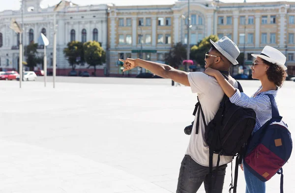 Casal afro-americano de turistas que visitam a cidade nova — Fotografia de Stock